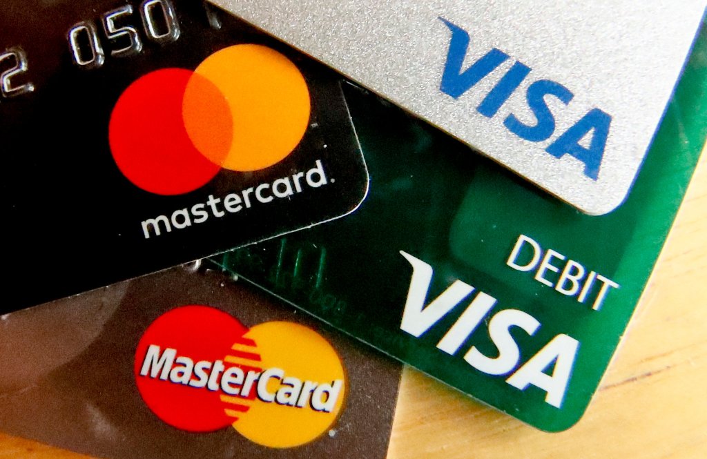 Close-up of multiple credit and debit cards, including Visa and Mastercard, symbolizing credit usage, personal finance, and money management for students and beginners.